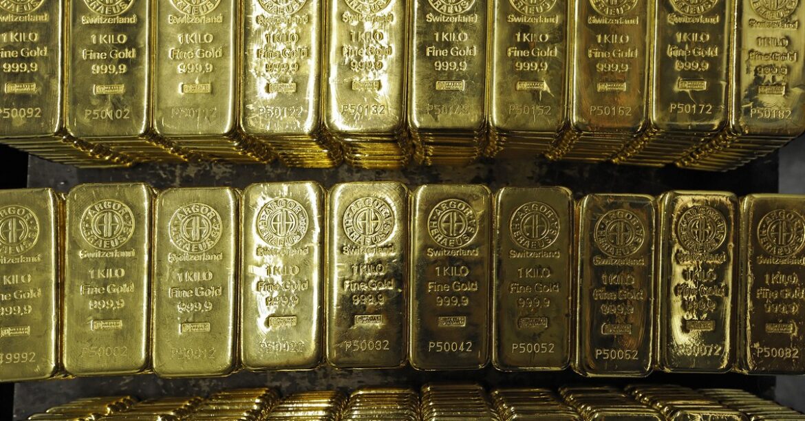 Падение цен на золото к 2025 году. Эксперты предостерегают от коррекции после исторического роста
