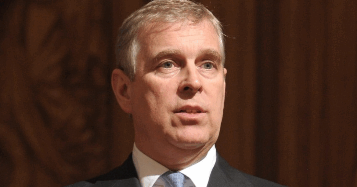 Принц Эндрю отказался от титула герцога Йоркского после скандала с Джеффри Эпштейном.
