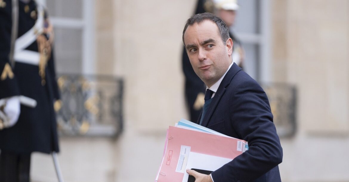 Французский премьер-министр зашел в тупик. Пятничный шаг президента Франции можно охарактеризовать одним предложением, точнее, пародией на название знаменитой театральной пьесы: «Сыграйте еще раз… сегодня, 17 минут назад».
