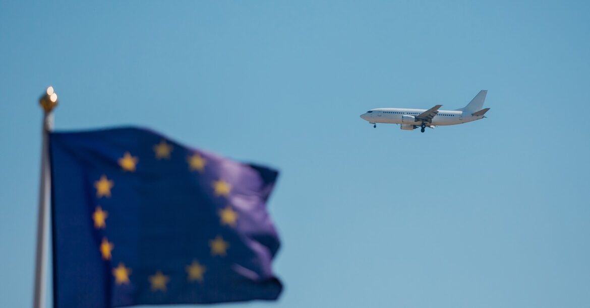 Закрыты аэропорты в Вильнюсе и Каунасе. Причина – воздушные шары из Беларуси.
