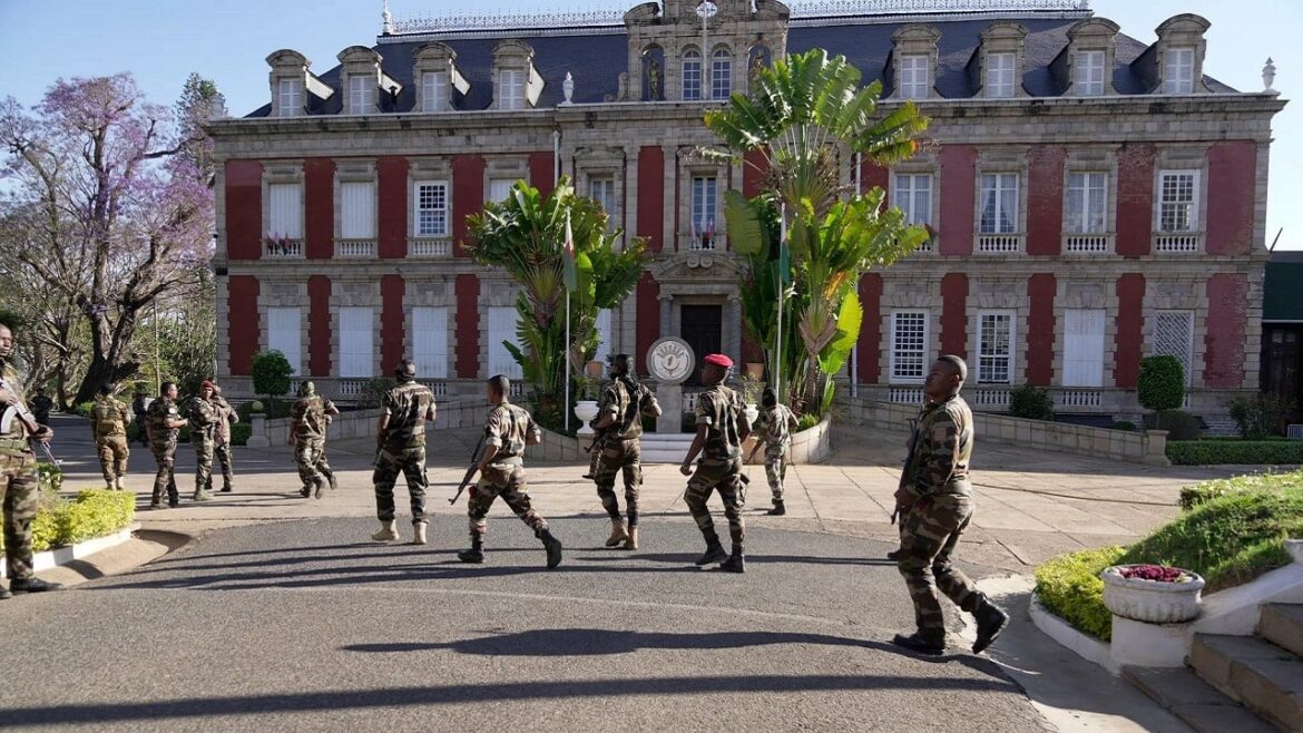 Президент сбежал из страны, да здравствует новый президент - полковник. Но он обещает отказаться от власти...
