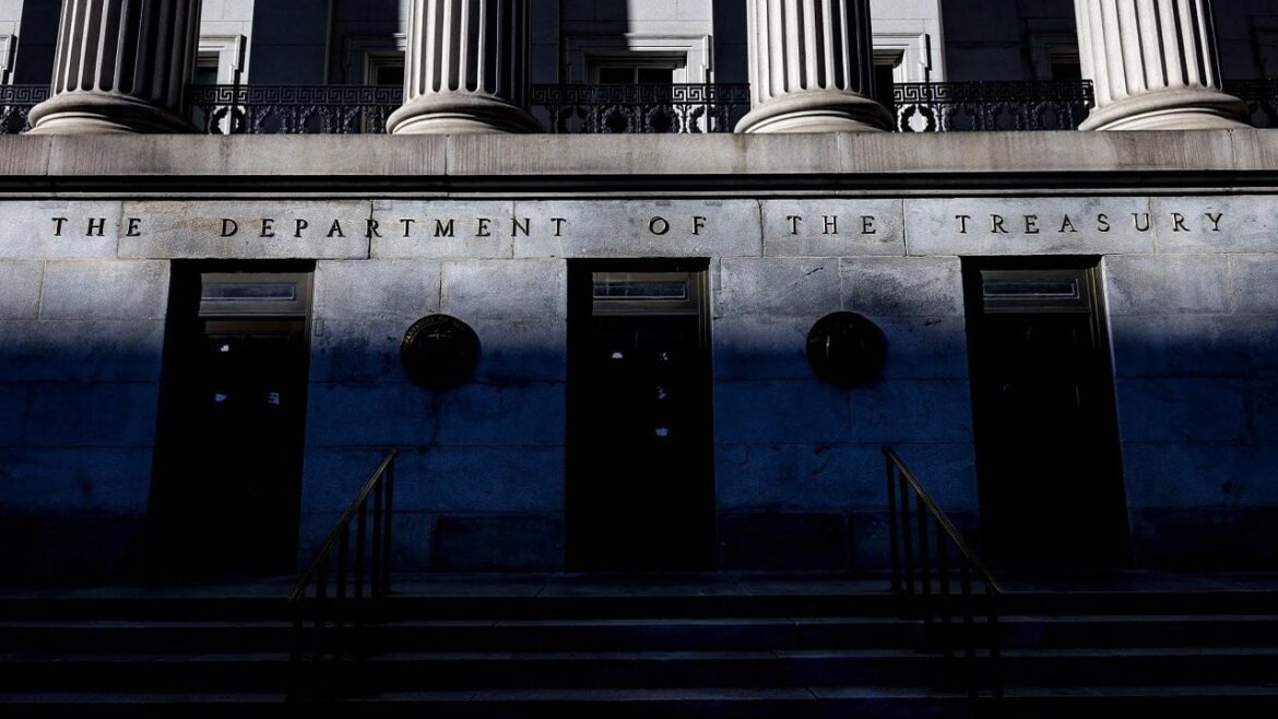 «Связано с преступлениями, связанными с наркотиками». Банк лишается лицензии, продает активы, а вопросы остаются
