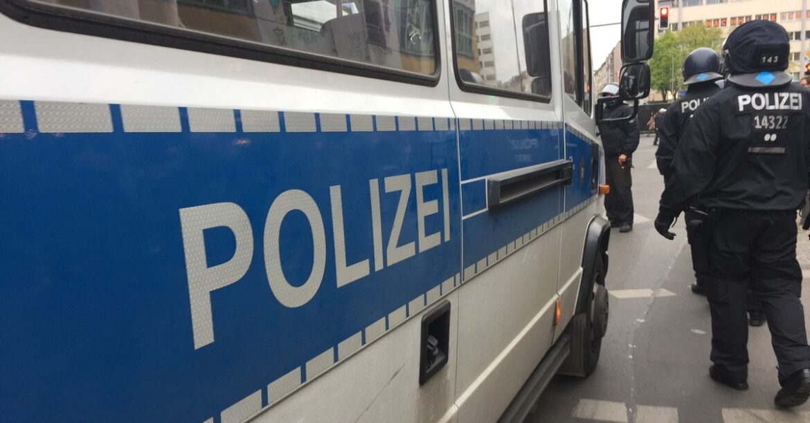 Несколько человек пострадали при стрельбе в Германии Несколько человек пострадали при стрельбе в городе Гиссен в земле Гессен на западе Германии - сообщило в воскресенье информационное агентство dpa,... сегодня, 22 минуты назад
