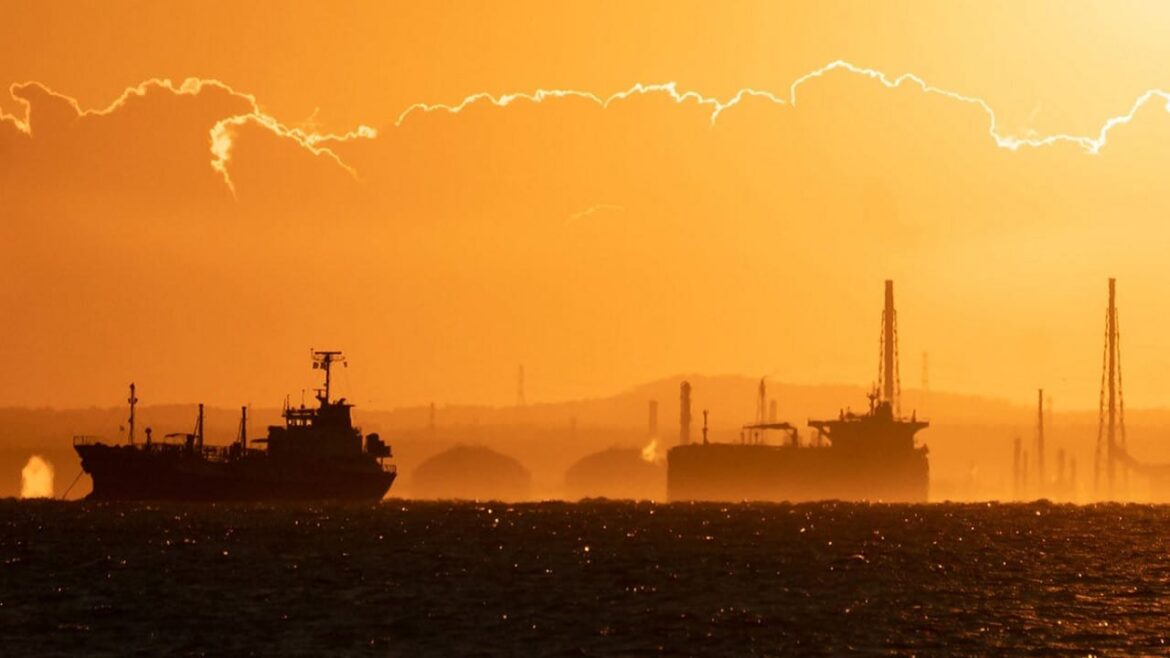 Загадочный взрыв танкера. Расследование и попытка спасти отряд на фоне вопросов
