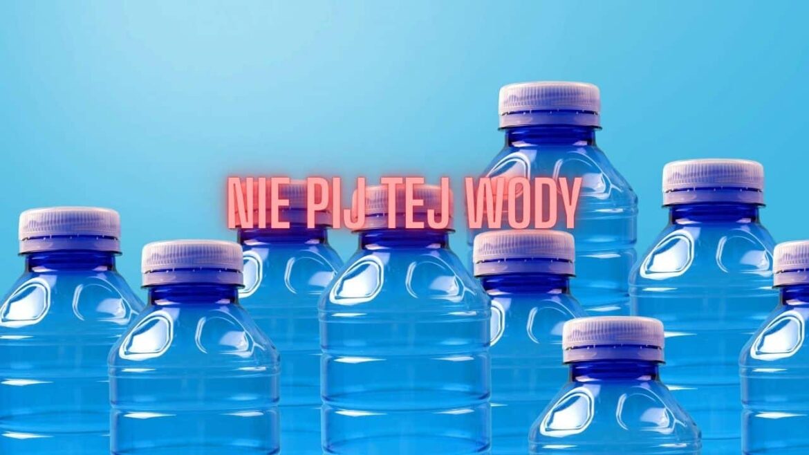 Загрязненная вода на полках магазинов! Санэпиднадзор обращается: ни в коем случае не пейте этот продукт.
