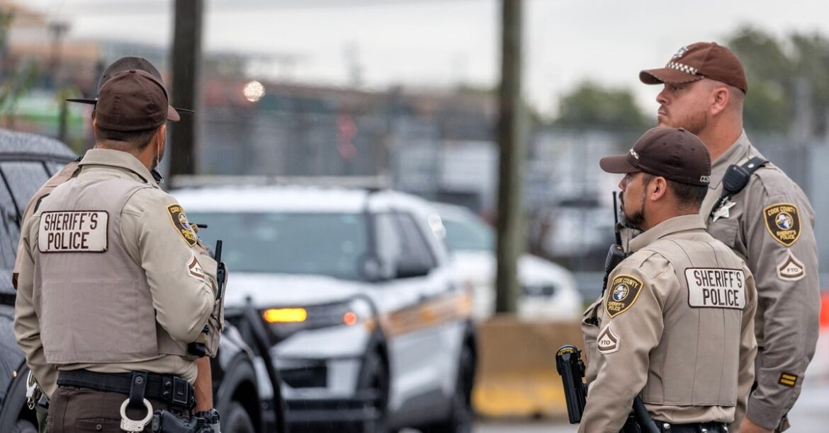 ИИ распознал пакетик с чипсами как пистолет. Вооруженные полицейские надели наручники на 16-летнюю девушку перед школой (ВИДЕО)
