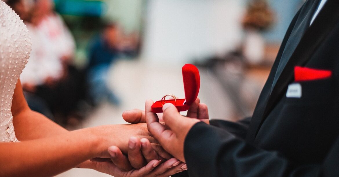 40 000 злотых за свадьбу. 100 тысяч за рождение третьего ребенка. Новое предложение ПиС
