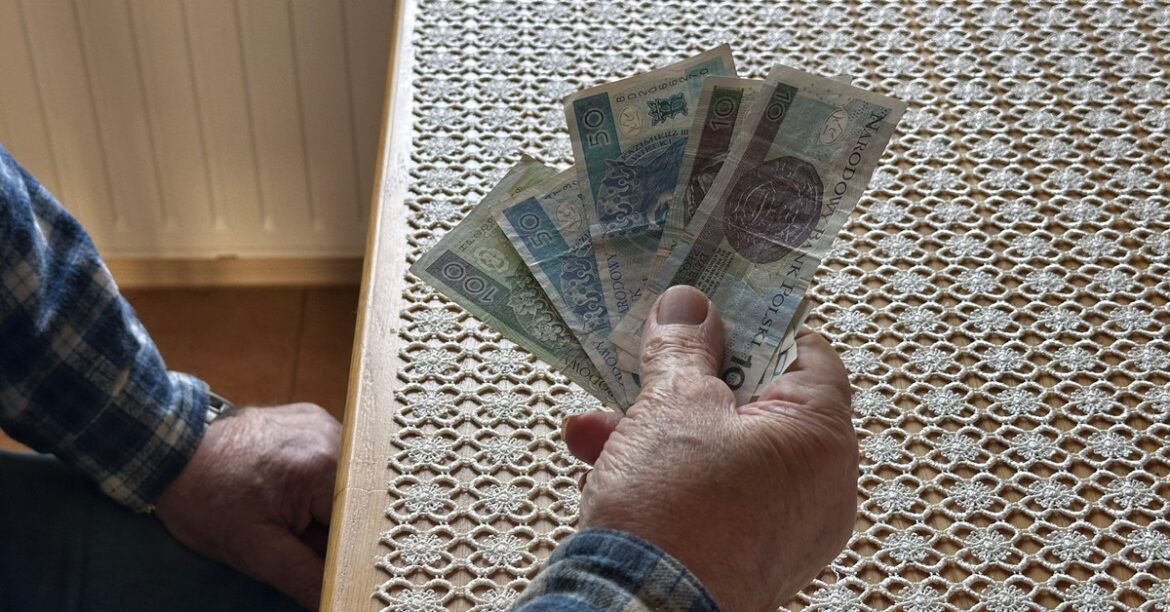 Пенсионная надбавка после 65 и 70 лет. Кто имеет право на пенсионную надбавку от ZUS? Сколько будет после индексации в 2026 году?
