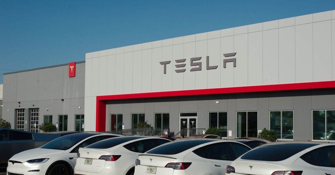 Обвал продаж Tesla в Европе. Жители старого континента выбирают китайских конкурентов из-за цен и падения престижа американского бренда.
