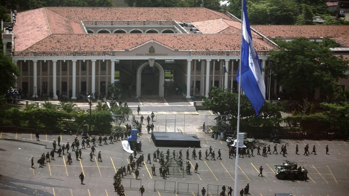 Накануне выборов: правящая партия заменяет парламент «постоянной комиссией» и обвиняет оппозицию в «предвыборном перевороте»
