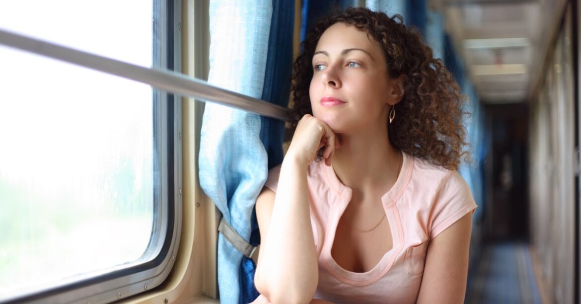 Они раздают бесплатные билеты на поезд, действительные на всей территории Европейского Союза. Есть два условия
