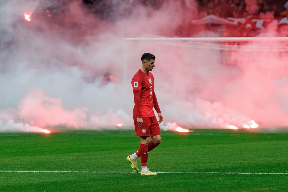Почему во время матча Польша-Нидерланды на поле полетели сигнальные ракеты? Польский футбольный союз: это недопустимо!

