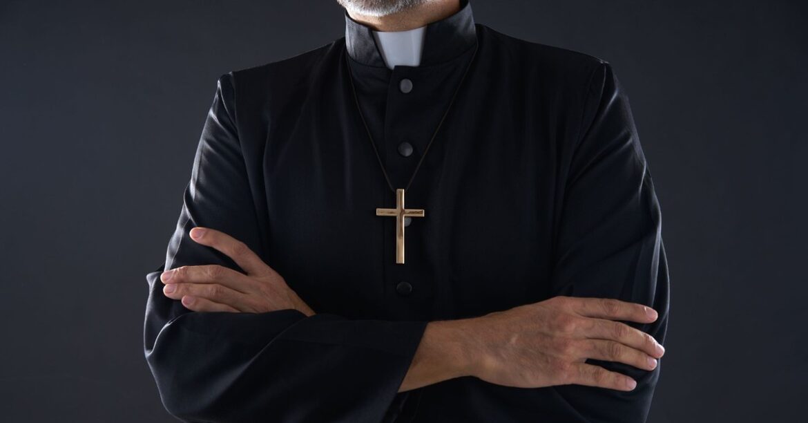 Шокирующий суд в Катовице: священник якобы изнасиловал девушку, а адвокат обвиняемого... требует его оправдания
