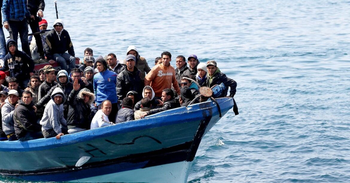 Лодка с мигрантами затонула у берегов Греции. Десяток человек утонули

