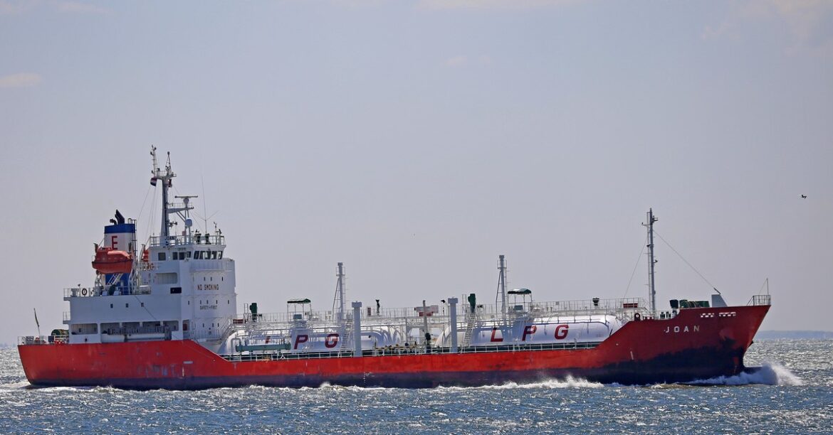 Захваченный корабль у берегов Африки. Полюс на борту
