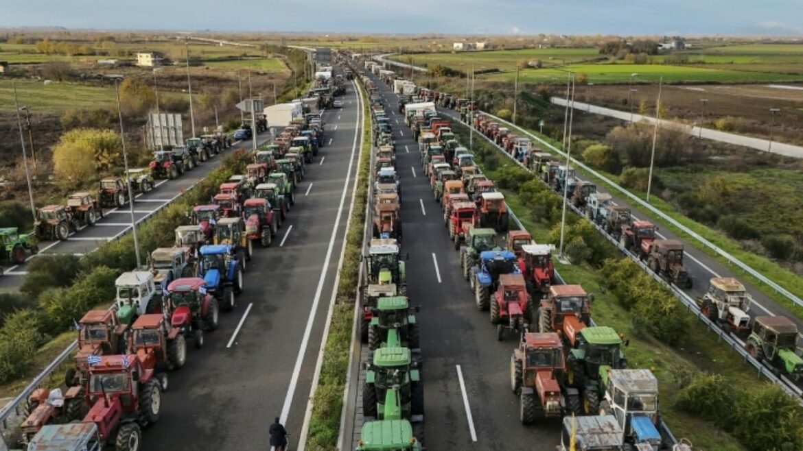 Блокпосты, камни в воздухе. Фермеры требуют просроченные деньги, которые «исчезли»
