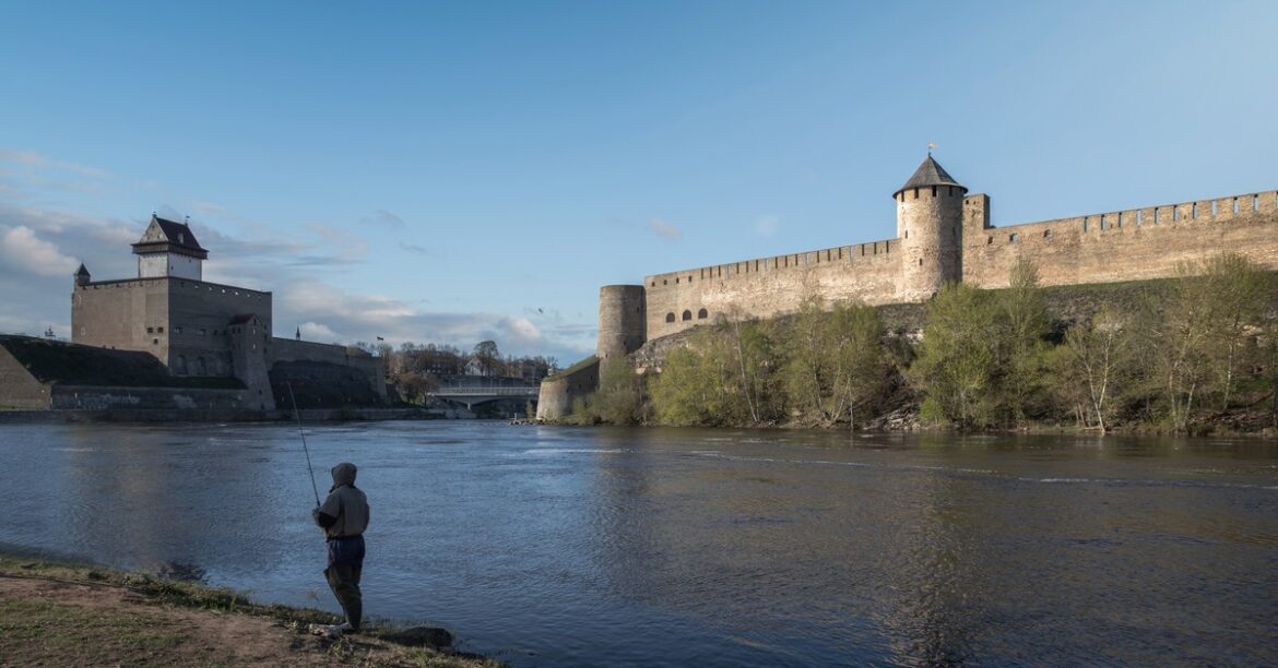 Эстония планирует крупные военные инвестиции на границе с Россией
