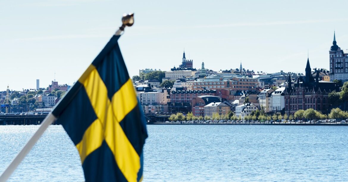 Российский корабль «Адлер» задержан в Швеции. Службы сели на борт
