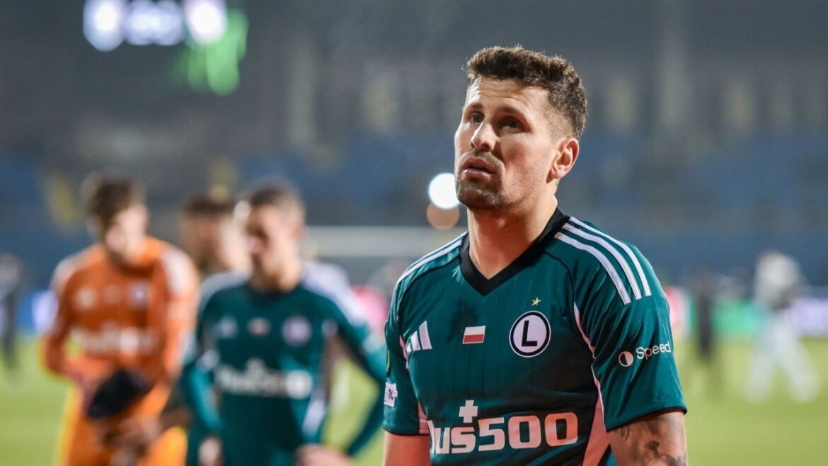 «Продай клуб и иди к черту!» Фанаты «Легии» взорвались после конфуза в Армении
