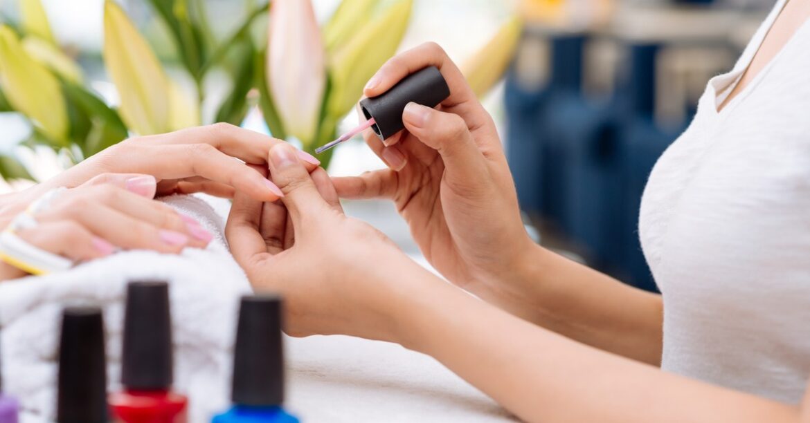 Индустрия красоты тонет в долгах. Канун Нового года и карнавал могут стать для нее возможностью.
