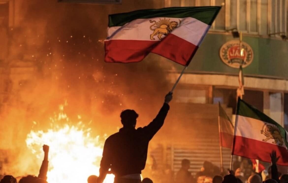 Иран: офисы и мечети горят, Стражи исламской революции стреляют, режим рискует рухнуть из-за... собственной аферы?
