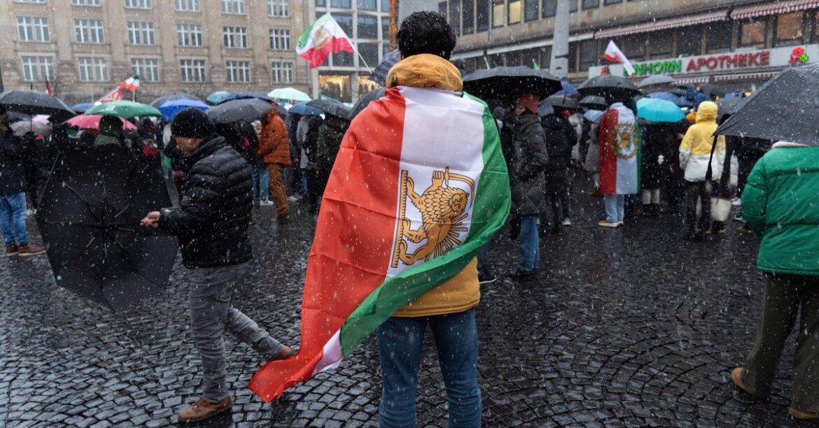 ЕС осуждает жестокое подавление протестов в Иране. Фон дер Ляйен об «изнанке истории»
