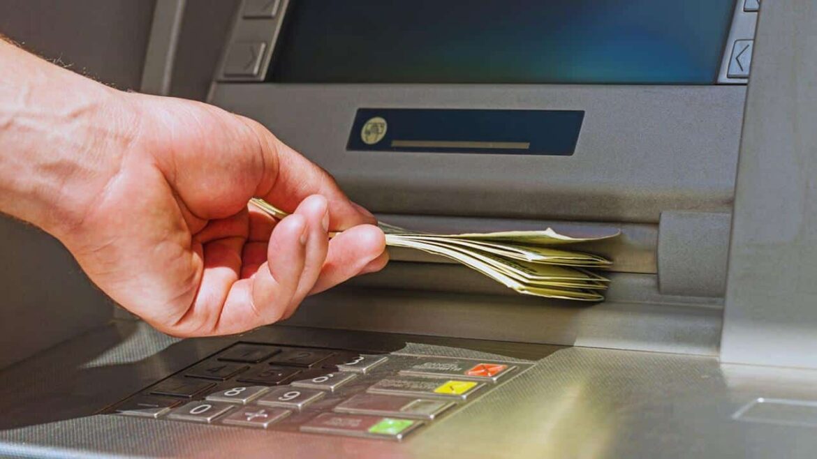 Почему банки поощряют снятие наличных? Это может привести к их падению
