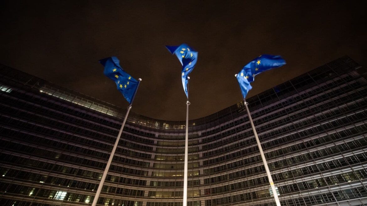 Пошлины ЕС на США на сумму 108 миллиардов долларов, блокировка интеллектуальной собственности. Брюссель гонится с Трампом в угрозах
