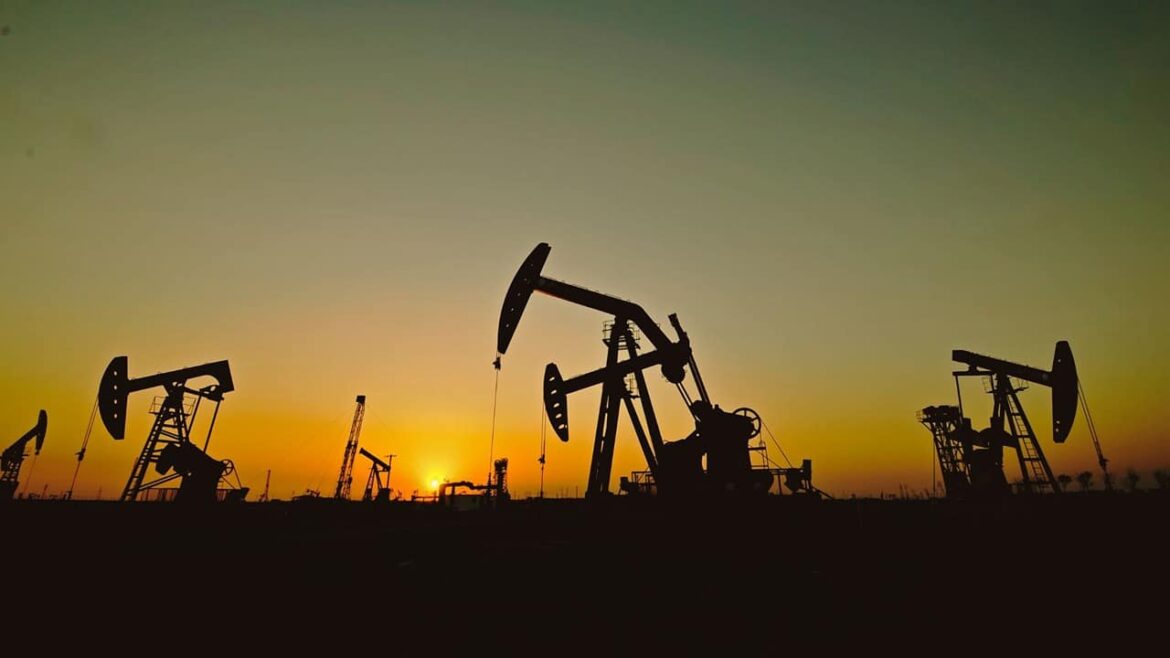 Россию заставили продавать нефть на 50% ниже рыночной цены? У Лукойла неприятности, машина тормозит
