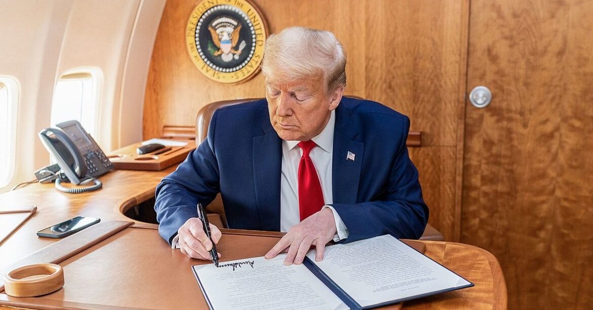 Дональд Трамп объявил о санкциях против России
