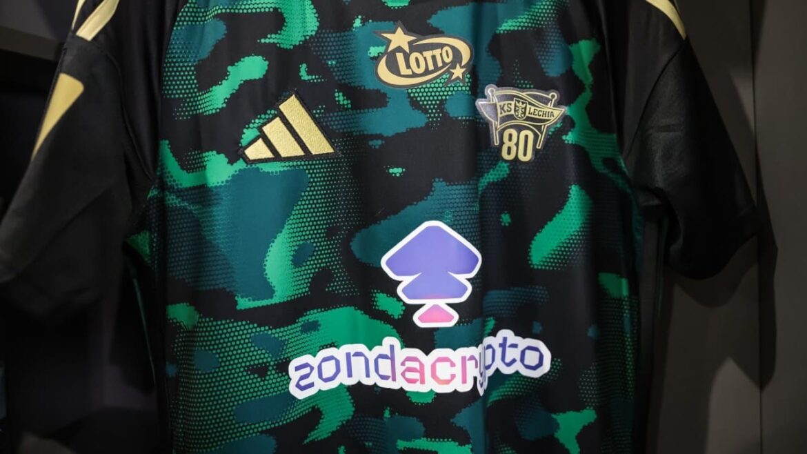 Zondacrypto на передней части футболок Lechia Gdańsk. Новая глава сотрудничества
