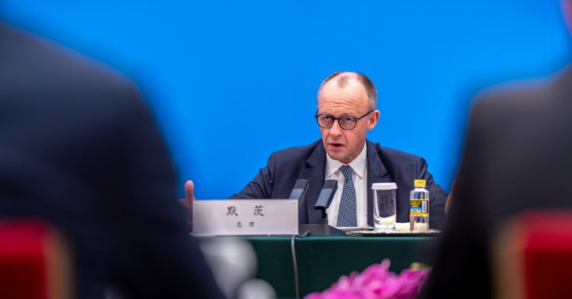 «Мы застряли друг с другом» в китайской версии. Канцлер Мерц в Пекине Изменение тона не обязательно означает изменение курса. Испытав зависимость от России, Германия должна была снизить риски в отношениях с Китаем, но... сегодня, 13 минут назад
