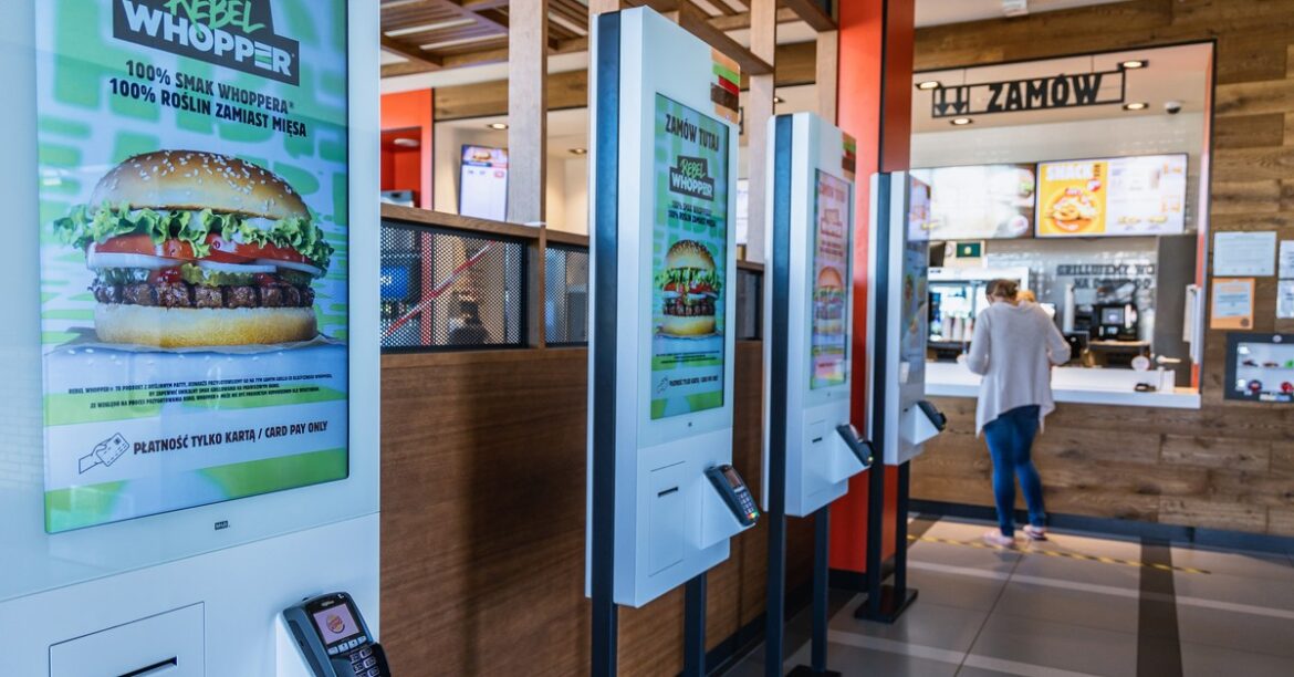 Ни огня, ни найма. Страх перед ИИ сдерживает решения компаний. Все говорят об ИИ, но никто не знает, что он на самом деле сделает с экономикой. Компании предпочитают не нанимать и не увольнять, потребители экономят... сегодня, 07:30
