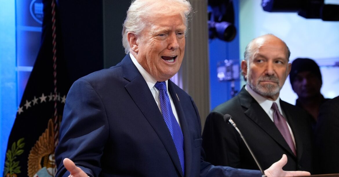 Трамп объявляет о введении глобальных таможенных пошлин в размере 10%. Решение последовало за решением Верховного суда США.
