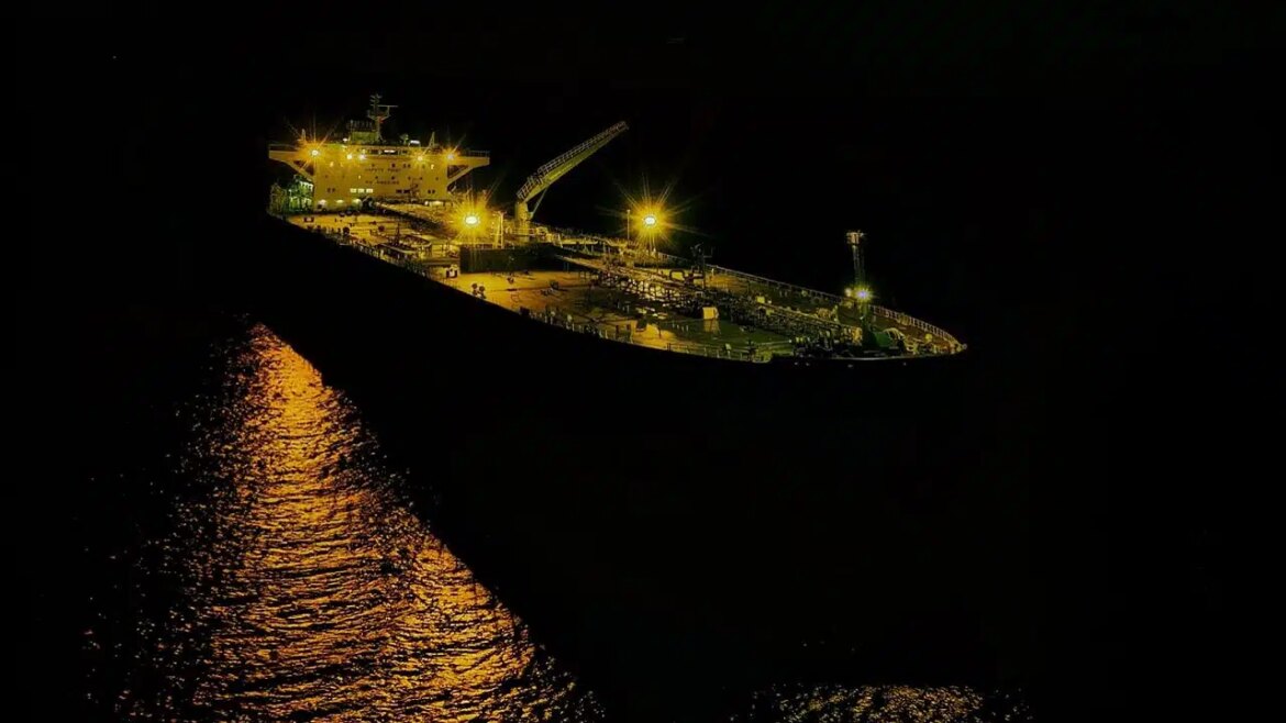 Иран лихорадочно загружает нефть на суда. Персы уверены в нападении?
