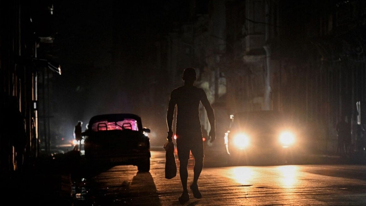 Экономика рушится из-за нехватки топлива, вся страна находится во тьме. На Кубе заканчивается топливо
