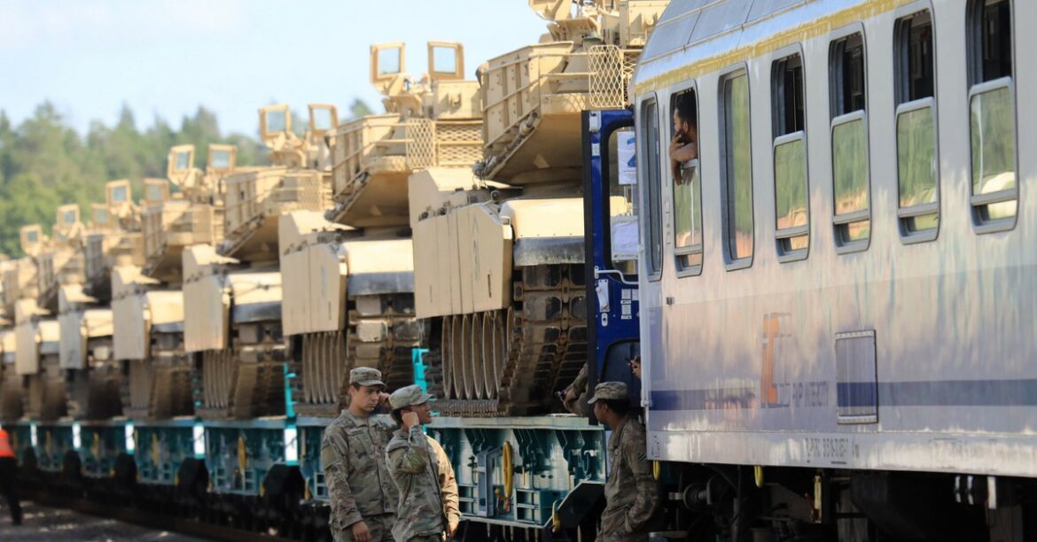 Сотни танков на границе с Россией. НАТО меняет стратегию на восточном фланге

