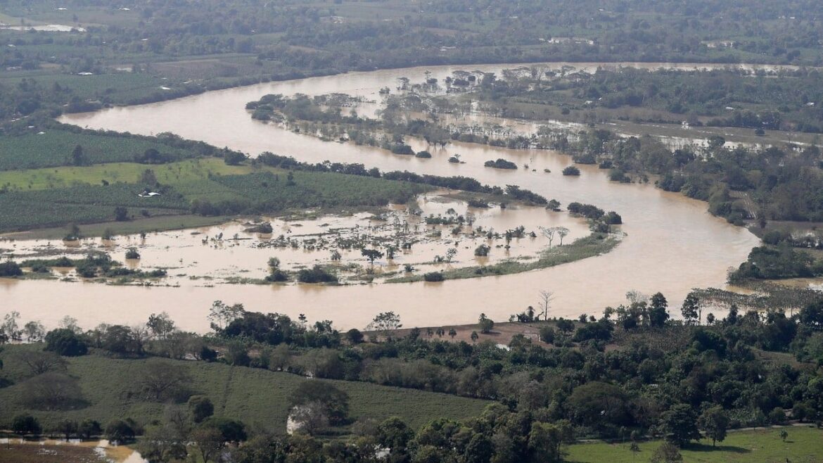 Наводнение, кризис и налоги: правительство вводит чрезвычайные сборы для компаний, а на заднем плане огромные разрушения
