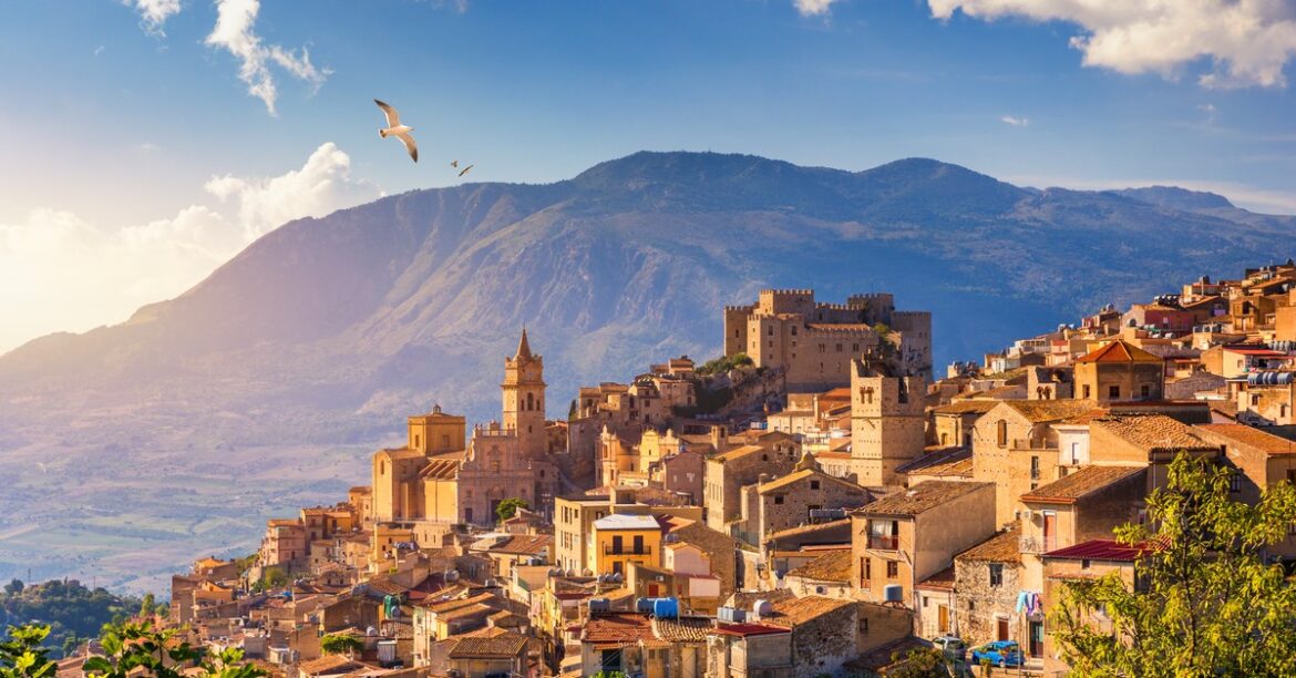 Катастрофа в Италии: оползень в Нишеми, Сицилия. Эвакуация жителей, ЧП и разрушения
