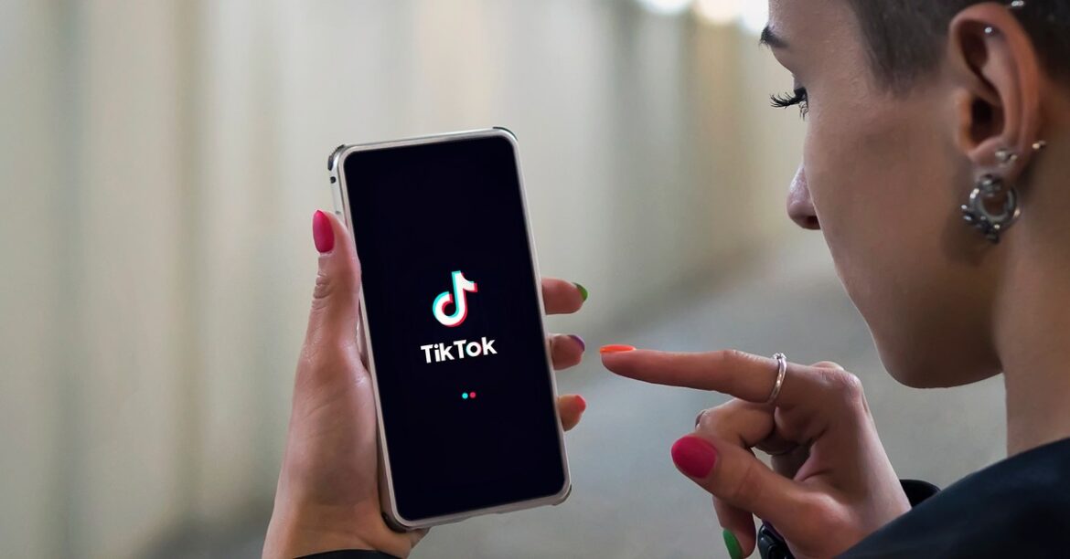 Париж ограничивает доступ детей к социальным сетям
