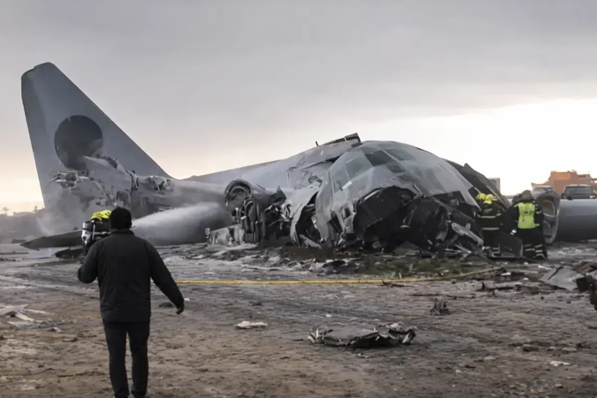 После крушения толпа бросилась за деньгами. В Боливии разбился военный самолет с банкнотами
