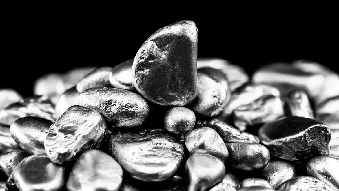 Правительство вводит резкое сокращение квот на добычу полезных ископаемых, и цены на этот металл растут.
