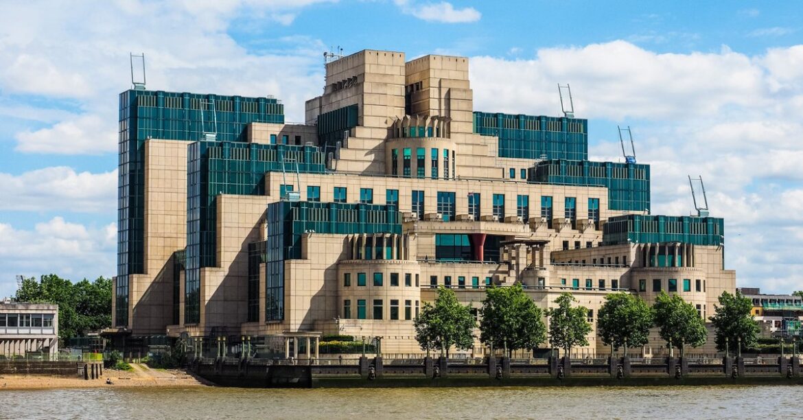 Агенты Ее Величества предупреждают. Россияне скупают «троянские дома» в Западной Европе
