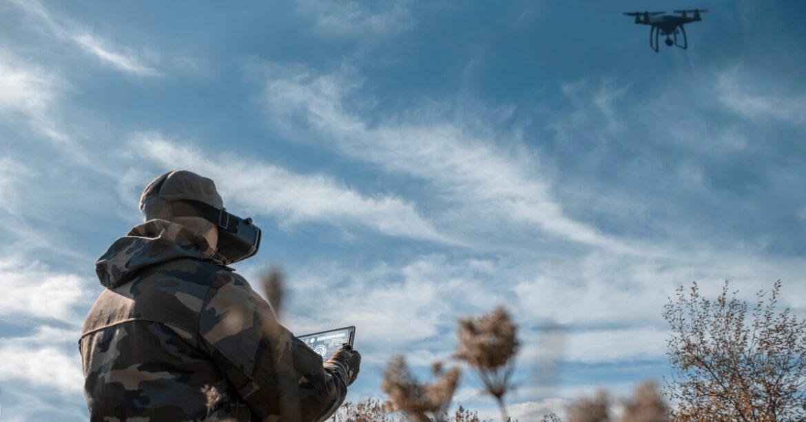 Генерал Черешная бьет русских. Собака-монстр тоже готовится к бою
