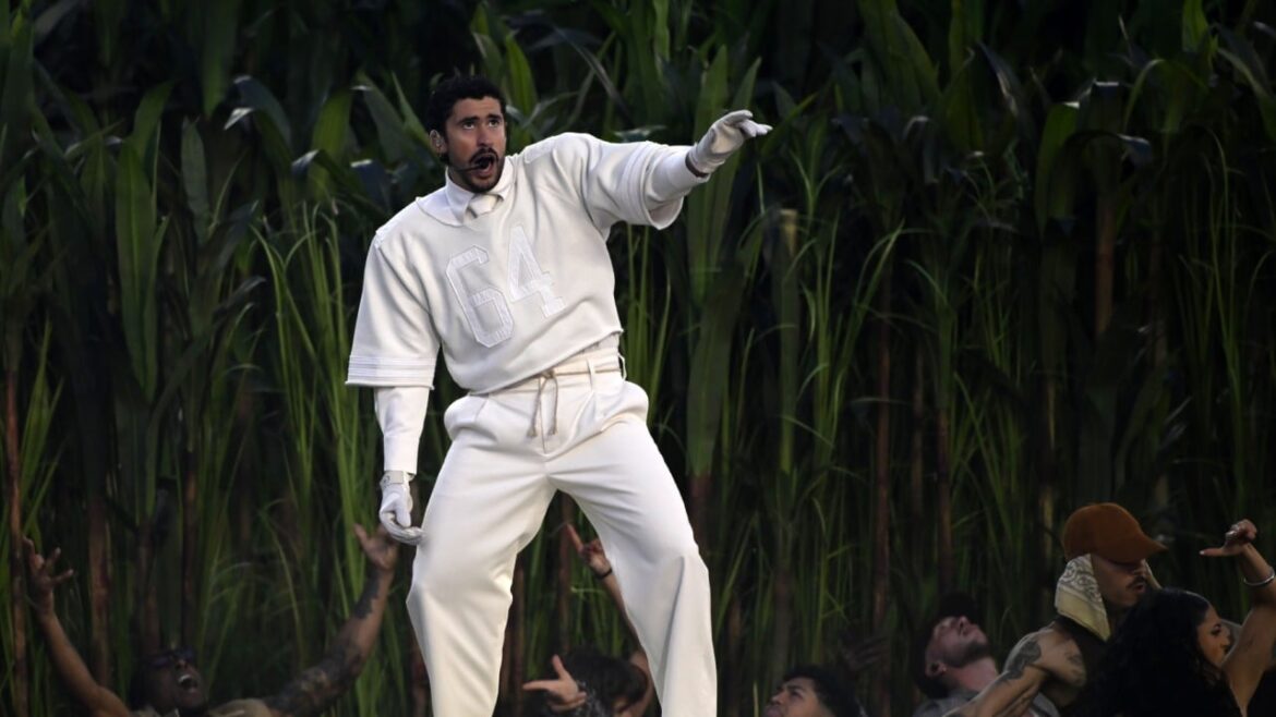 Трамп возмутился после шоу в перерыве Супербоула. Плохой Банни под огнем Белого дома. "Отвратительный"
