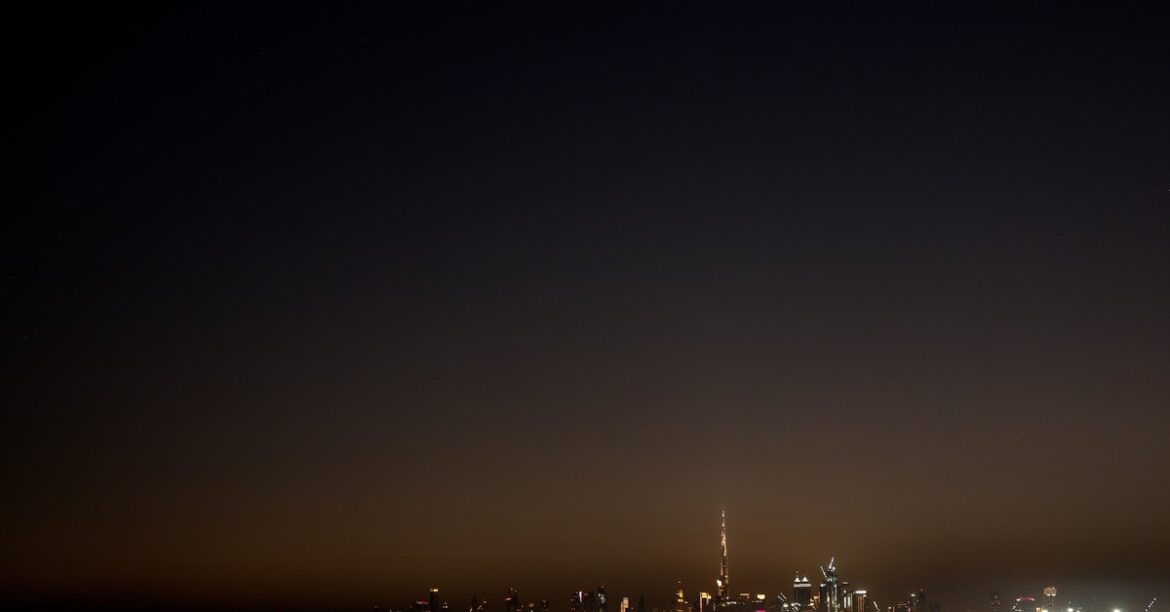 Иранская месть за смерть Хаменеи. Атака дрона повредила аэропорт Дубая, четыре человека получили ранения
