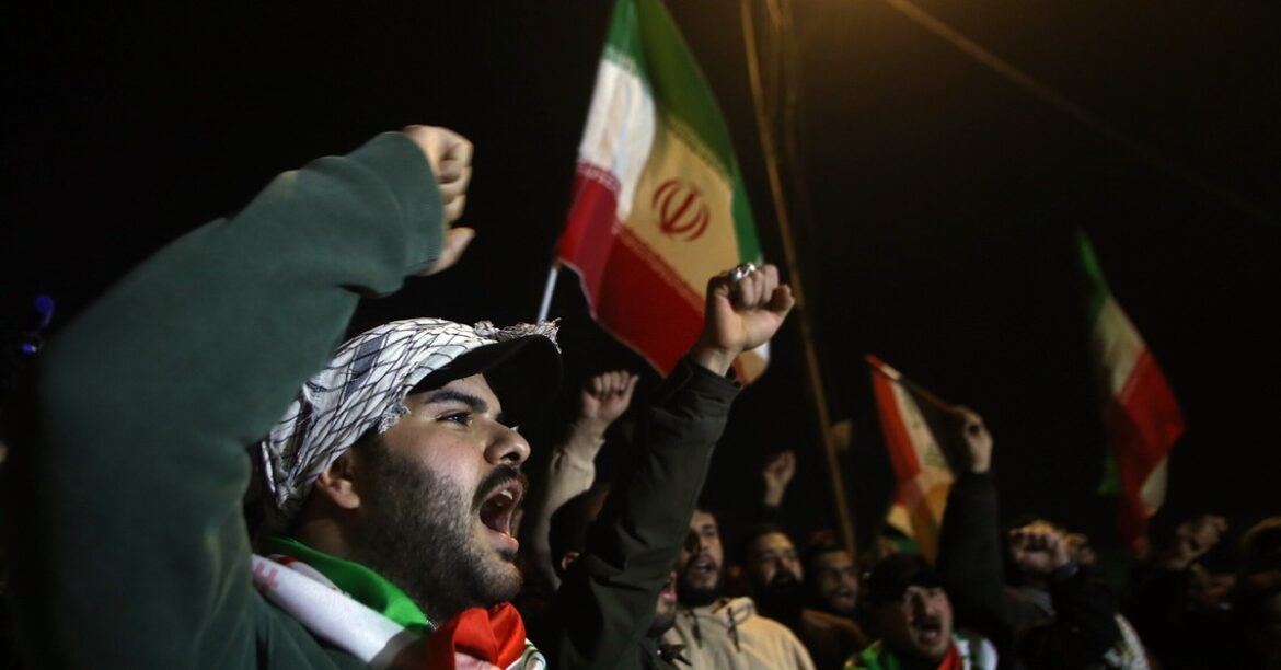 Протесты в Пакистане и Ираке после нападения на Иран. Штурм консульства США в Карачи Сотни протестующих штурмовали консульство США в Карачи, Пакистан, в воскресенье после смерти иранского лидера аятоллы Али... сегодня, 34 минуты назад
