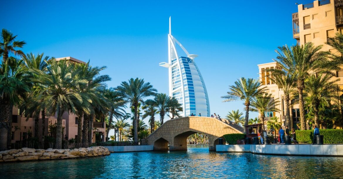 Эмирейтс оплатит отели и питание для туристов, застрявших в закрытых аэропортах
