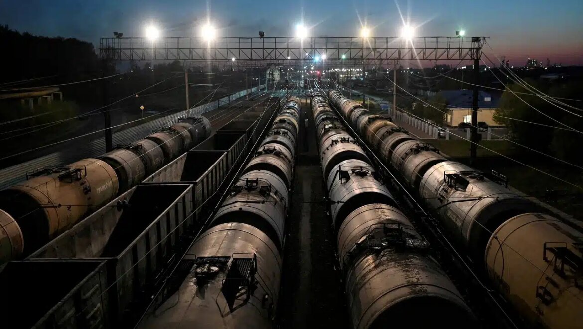 Сжигая терминалы и нефтеперерабатывающие заводы, Россия запрещает экспорт бензина после украинских авиаударов
