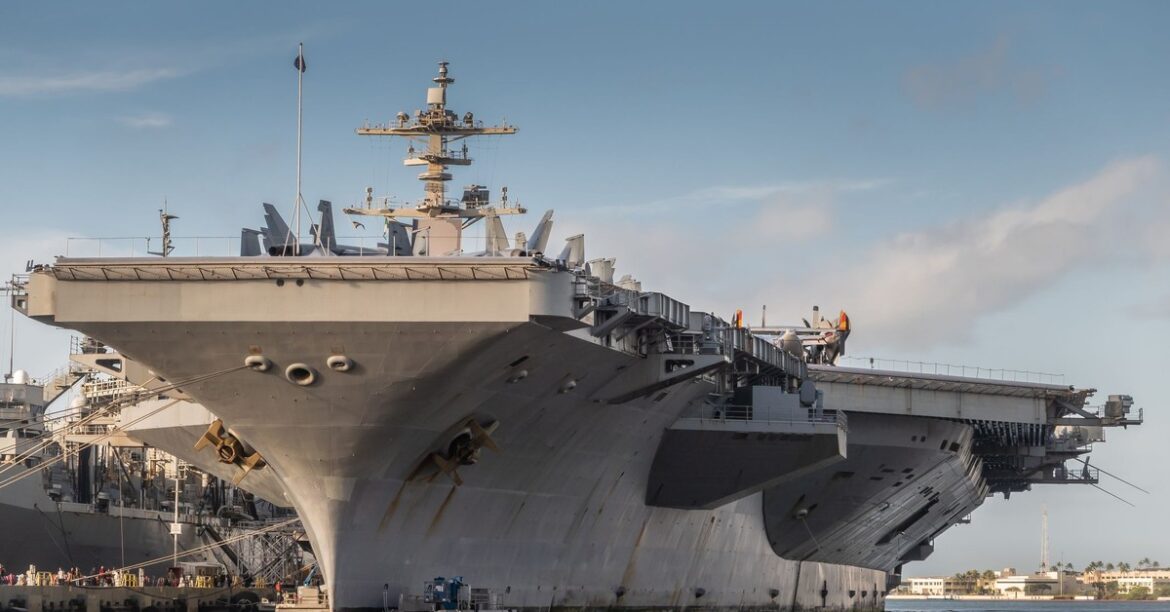 Иран утверждает, что сбил авианосец «Авраам Линкольн». Четыре ракеты поразили американский авианосец
